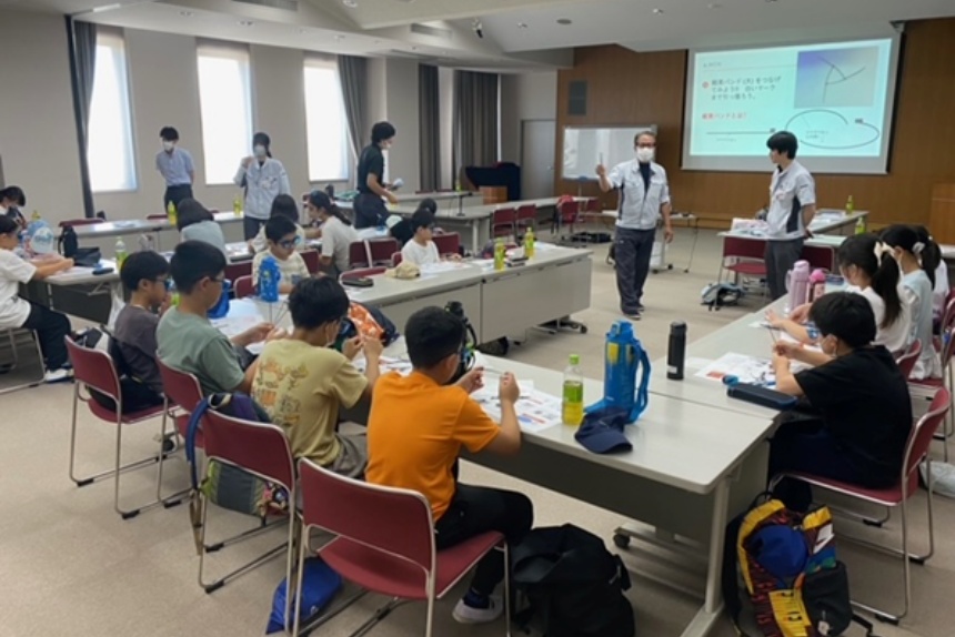 夏休みに地元の子供たちを招いて、工作教室を開催