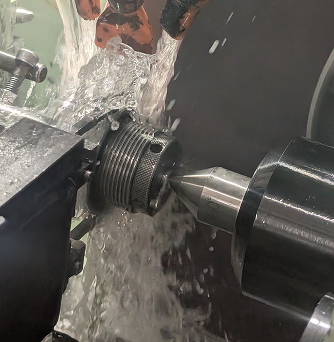 対抗軸の同軸度 数μmの精度